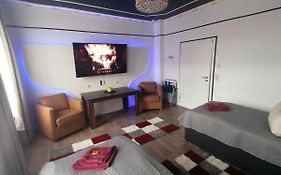Best-Preis -Gold Suite- mit Netflix, Self-Check-In, eBike Ladestation, Fahrradraum, WLAN, Netflix und Massagesessel - direkt am Elberadweg im Herzen von Wittenberge
